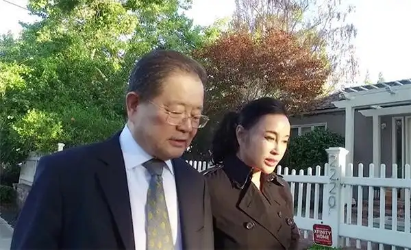 刘晓庆录节目为富豪老公下厨 夫妻同坐好恩爱