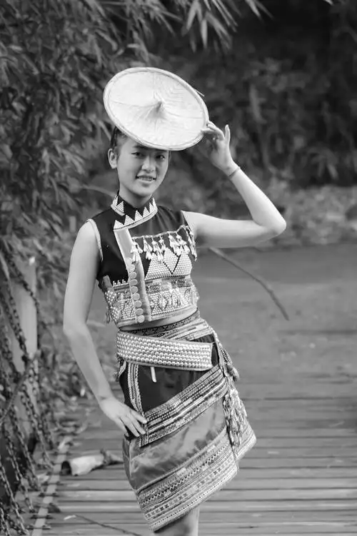 上一页 下一页 作品名称: 新平花腰傣  作品描述: 玉溪新平嘎洒花腰傣