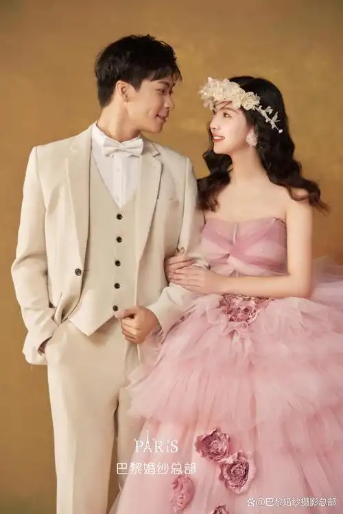 当室内光影婚纱照遇上油画艺术以淡色油画布作为背景唯美浪漫的意境