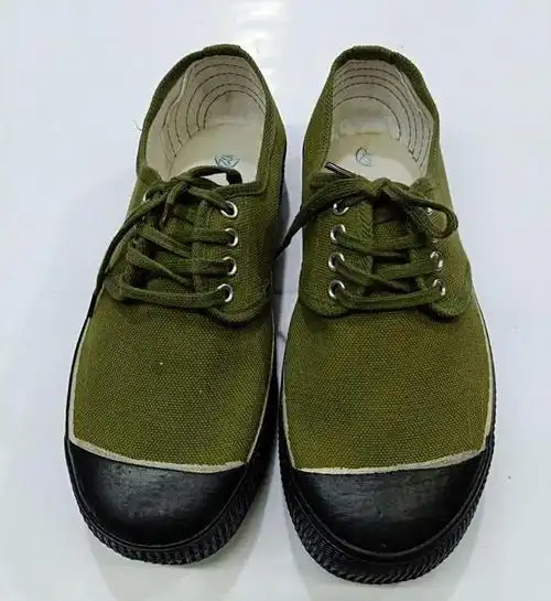 一双解放鞋,帆布面料已褪至白色且破损,脚拇指的位置已磨出了窟窿眼