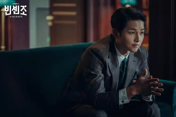 宋仲基爱情喜剧《文森佐》发布角色海报