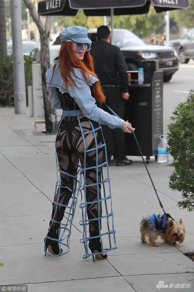 组图菲比普莱斯踩恨天高凹造型抓紧狗绳卖力摆拍夺眼球