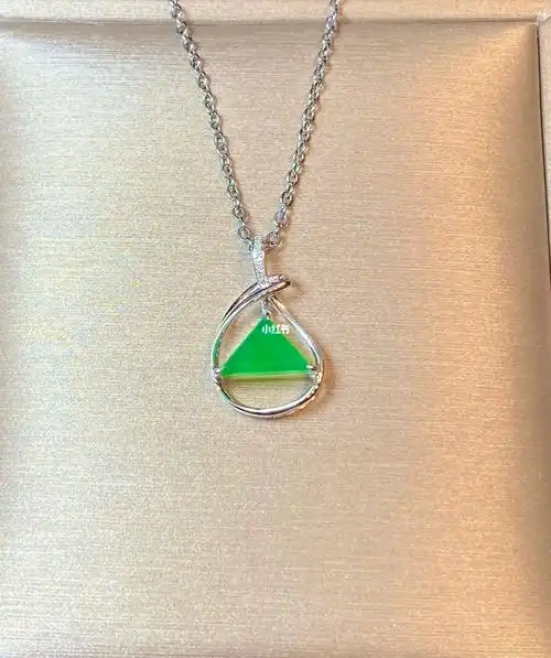 美惨了翡翠菱形吊坠