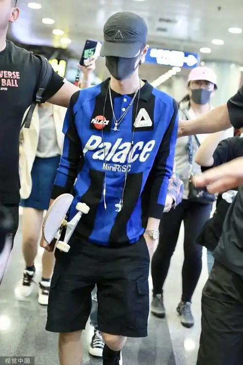 王一博穿短裤亮相酷帅有型全程滑板不离手