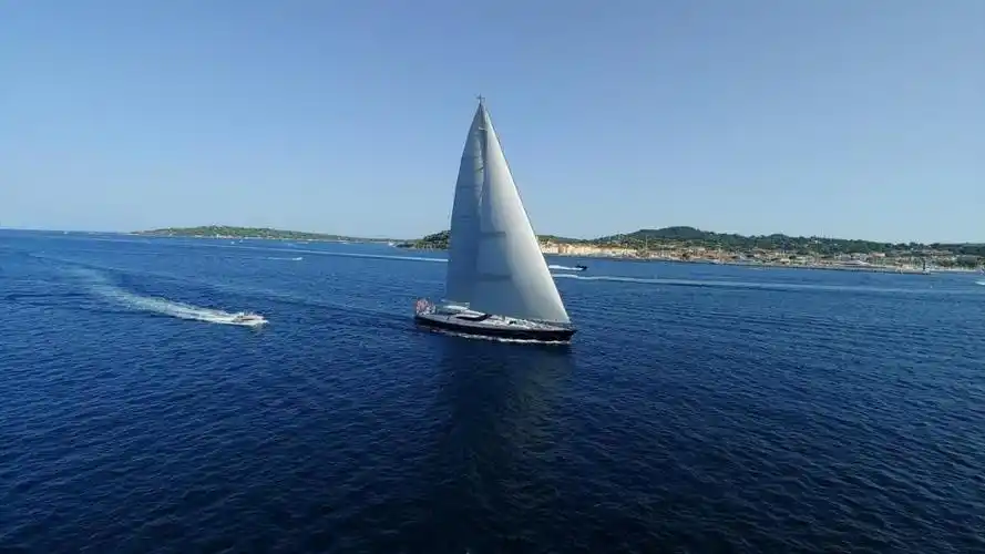 帆船在海上航行图片