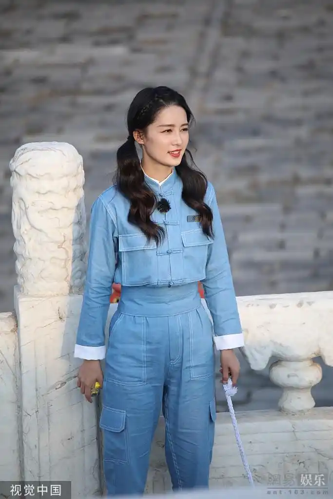 李沁穿蓝色工装秀蛮腰 双马尾造型清纯灵动