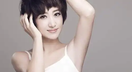 到目前为止,宋宁只登上过两次的春晚,宋宁不仅先后跟随师傅冯巩参演