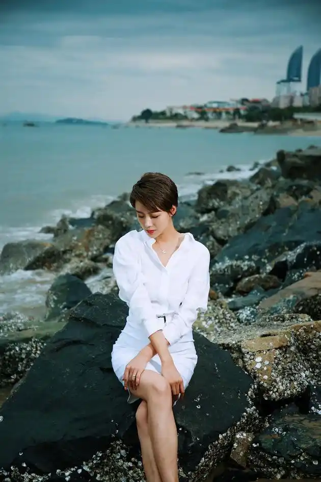 孟真新片杀青真短发造型时尚吸睛