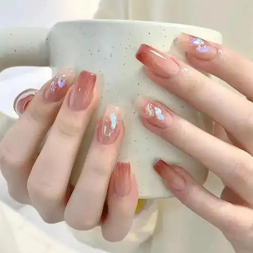 夏天到了,是不是想换一款清爽又时尚的美甲呢?