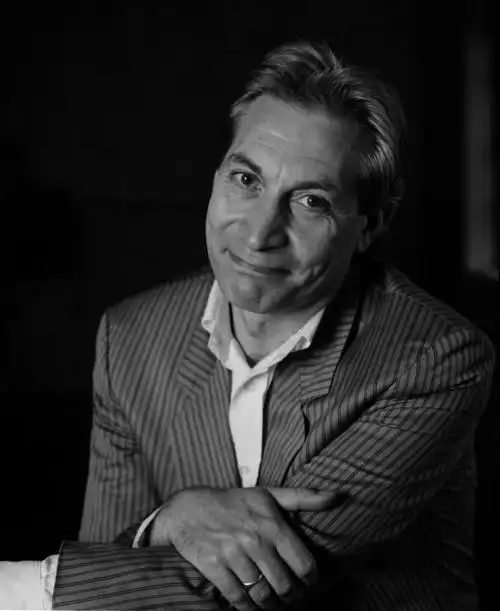 纪念滚石鼓手查理沃茨摇滚乐队里的爵士音乐家