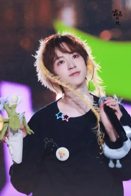 贺峻霖胸震##谁给贺峻霖打的腮红##贺峻霖雨中舞台