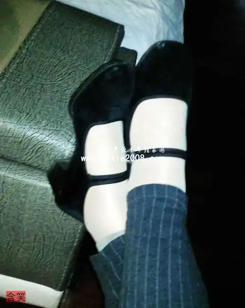 一带高跟布鞋图片