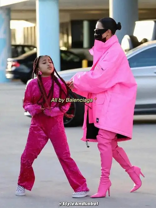 kimkneon粉的金金