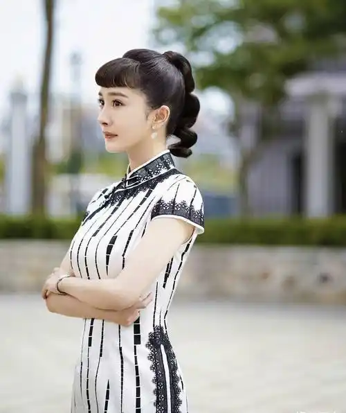 《密室大逃脱》路透,杨幂双马尾旗袍造型曝光,身材凹凸有致腰肢纤细