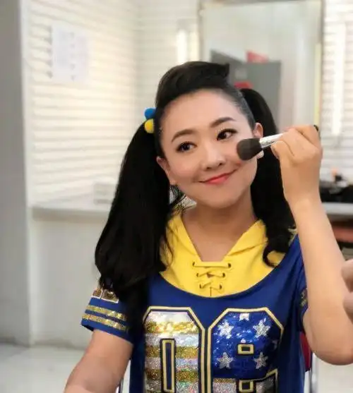 "月亮姐姐"王淏:笑容背后的幸福与魅力童真活泼的主持风格,亲切可爱的