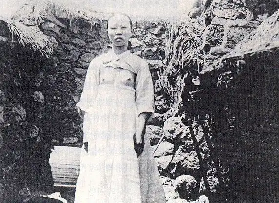 看看韩国真正的传统服装(露乳装)