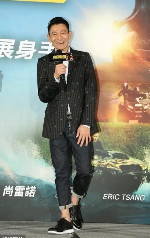 想当明星必须多穿牛仔裤细数刘德华穿过的牛仔裤