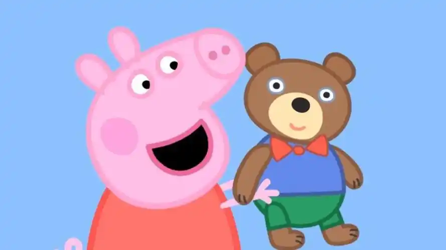 佩奇准备带着学校的小熊泰迪回家,看来它非常喜欢这只小熊