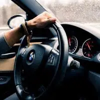 手握豪车方向盘头像宝马车方向盘高清图片