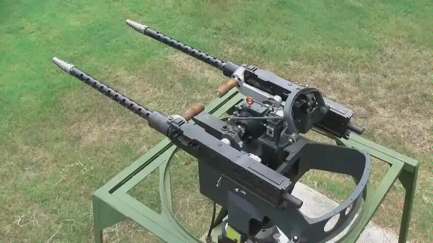 轰炸机上的防御武器双联机枪
