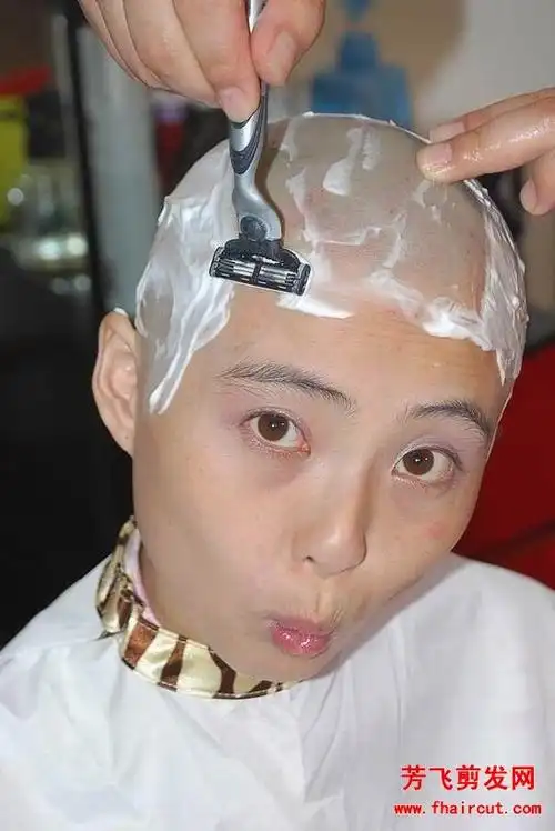 这位剃光头的美女像不像一位明星13