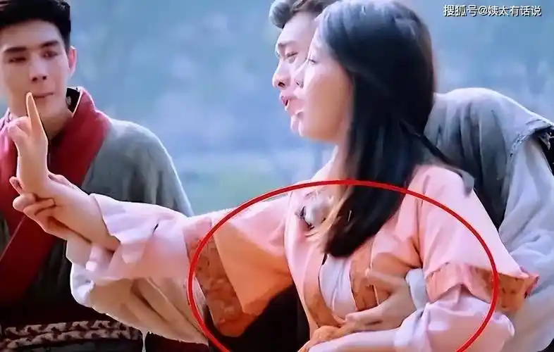 女星遭到占便宜怎么办,杨幂忍气吞声,秦岚霸气反击_李沁_刘亦菲