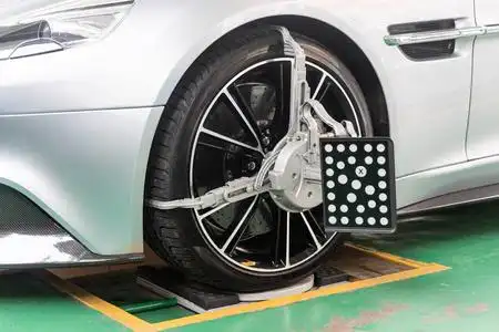 带车轮定位装置的汽车车轮夹紧装置照片