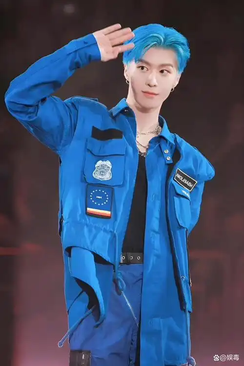 娱乐圈的男明星,时常都会换自己的发色,来塑造不同