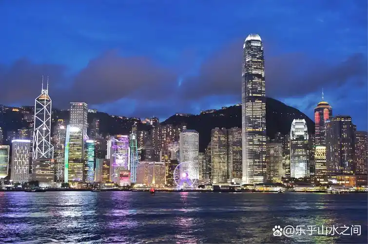 香港一日游,建议安排如下行程: 上午 1.