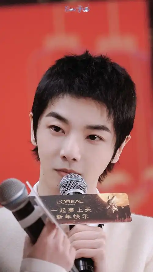 华晨宇超话#华晨宇巴黎欧莱雅护肤美发代言人#眼睛里面有星星一闪一闪