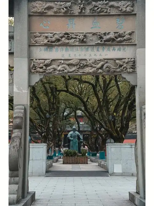 温山软水和暖风与歌舞,更有岳武穆,于少保,张苍水,秋瑾女侠等人的气节