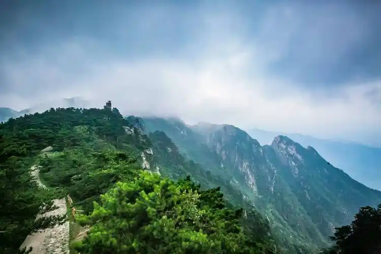 在这里可以一脚跨两省,充满了奇幻色彩_天堂寨_风景_人们