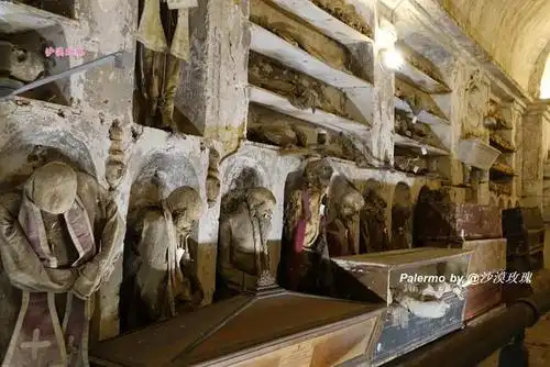 天主教堂负责经常对尸体进行"美容",也就是对尸体进行防腐处理和维护