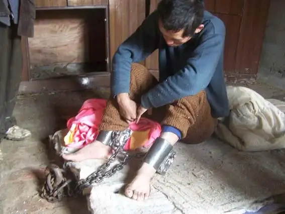 被脚镣锁住的朱小兵.