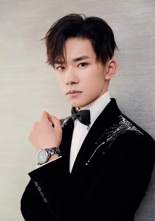 易烊千玺西装霸道总裁气质 帅到没朋友 你喜欢他吗?