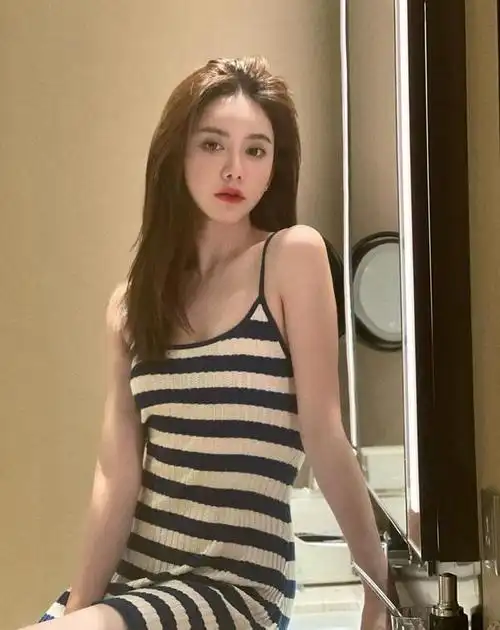 腾讯nba美女篮球主播美娜在其个人社交媒体晒近照,豹纹裹身短裙凸显
