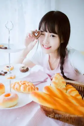 面包房里的吃货大眼美女