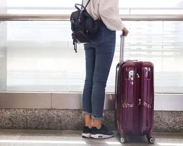 我们出游喜欢拖行李箱,而外国人喜欢背包,这是为何?