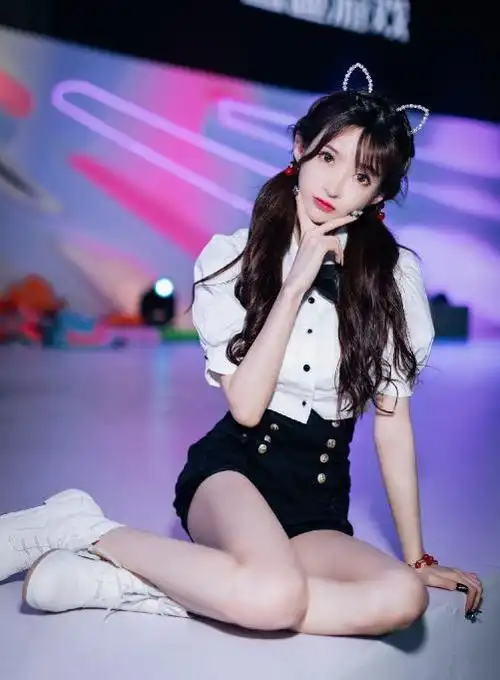 斗鱼王羽杉再整烂活线下见粉丝刷200块就抱了1次