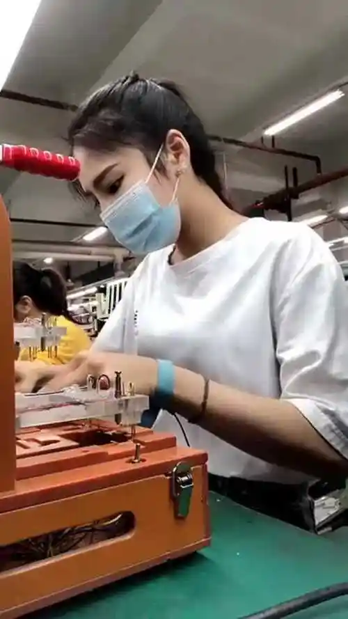 这就是电子厂上班的小姐姐,眼前这一幕,我承认我想打工了