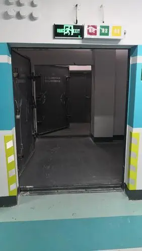 地下室疏散通道位置,防护密闭门活动门槛未拆除.