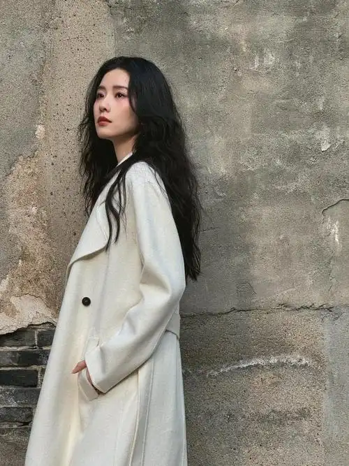 刘诗诗穿粉色毛衣披卷发 闭眼甜笑温柔治愈