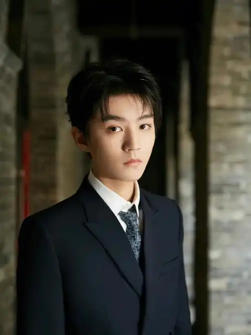 王俊凯西装造型