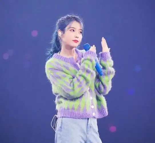 这个发色超级酷也很显白搭配上蓝色的毛衣外套看起来很有反差萌4林允