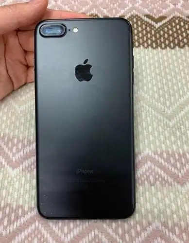 这款iphone7plus的成色还是非常不错的,可以看到背面没有出现一点磕碰