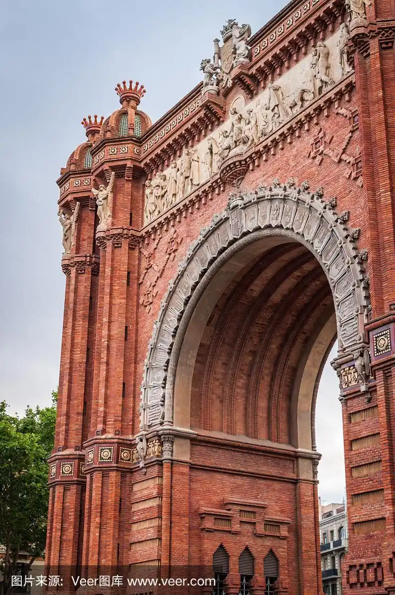 侧面建筑特写的纪念碑红砖拱门在巴塞罗那
