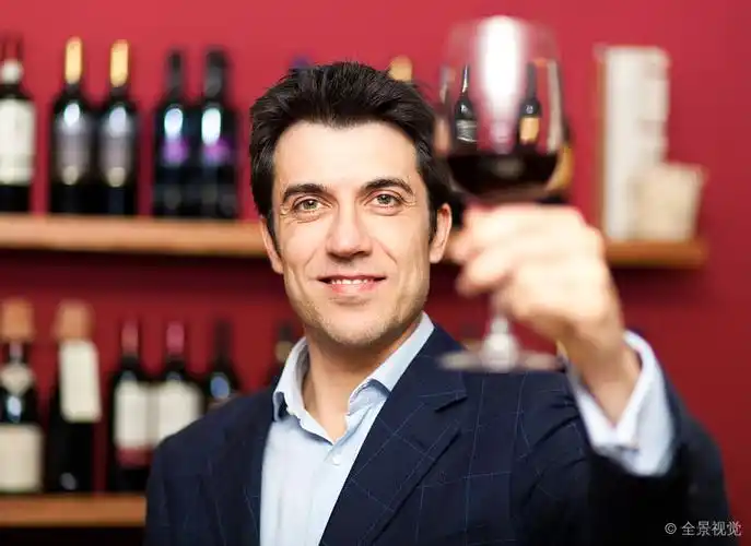 英俊_男人_拿着_葡萄酒杯_图片大全—全景创意图库(quanjing.