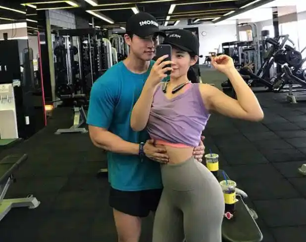 健身房的情侣们一起锻炼,不是秀恩爱,就是秀身材,羡慕!
