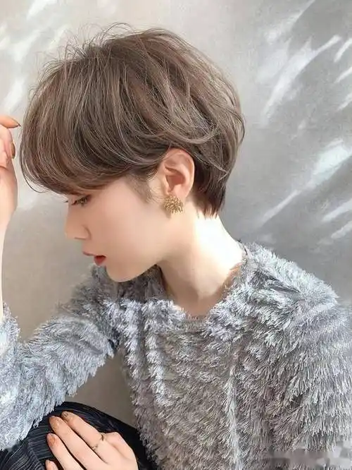 短发的利落感,又增加了一丝柔美的气质,适合那些想要展现女性魅力的