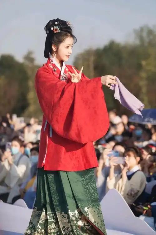 明代服饰:紫萧吹月翔丹风,翠袖临风舞彩鸾